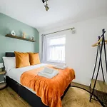 Low Rate For A 4-Bedroom House In Coventry With Free Unlimited Wi-Fi 2 Car Parking 53 Qmc