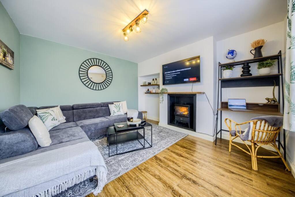 Low Rate For A 4-Bedroom House In Coventry With Free Unlimited Wi-Fi 2 Car Parking 53 Qmc Holiday home Coventry