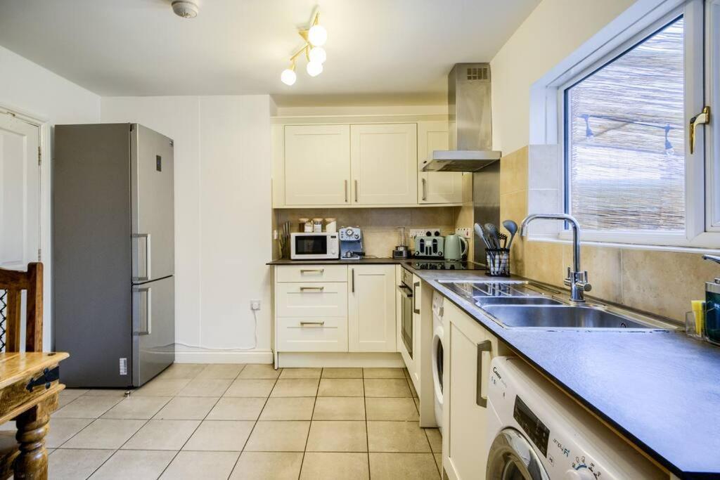 Low Rate For A 4-Bedroom House In Coventry With Free Unlimited Wi-Fi 2 Car Parking 53 Qmc Holiday home Coventry