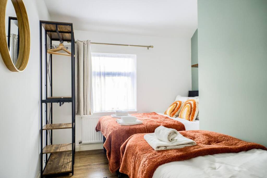 Low Rate For A 4-Bedroom House In Coventry With Free Unlimited Wi-Fi 2 Car Parking 53 Qmc Holiday home *