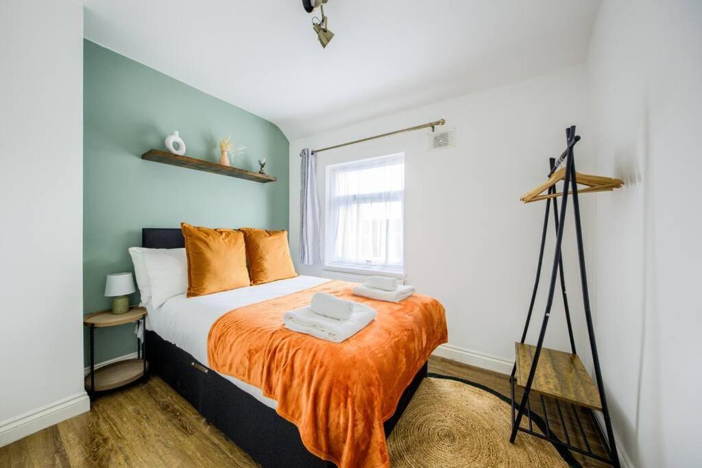 Low Rate For A 4-Bedroom House In Coventry With Free Unlimited Wi-Fi 2 Car Parking 53 Qmc Holiday home Coventry