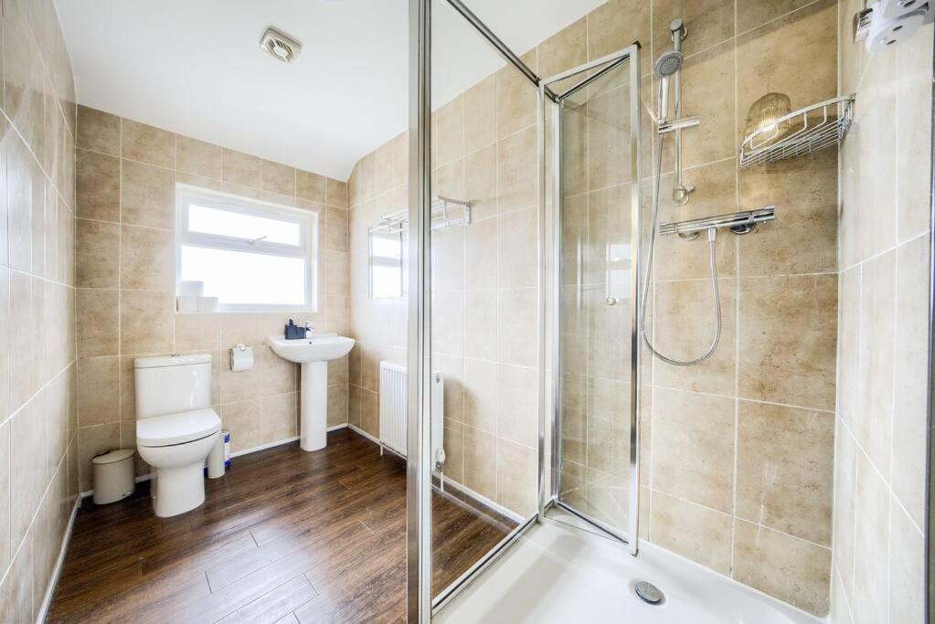Low Rate For A 4-Bedroom House In Coventry With Free Unlimited Wi-Fi 2 Car Parking 53 Qmc Holiday home