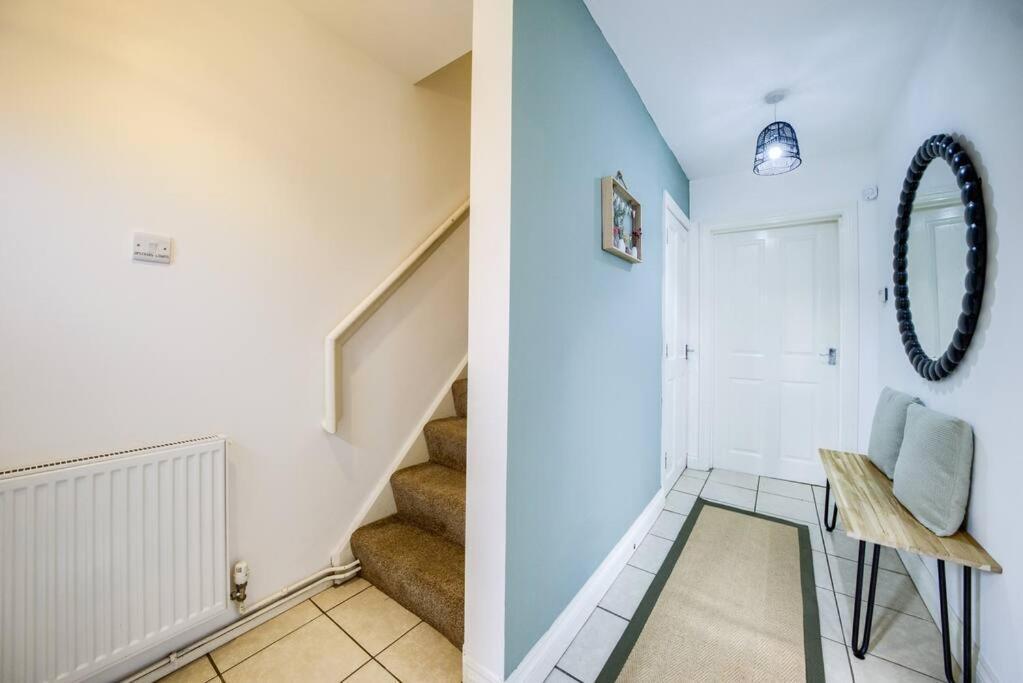 Holiday home Low Rate For A 4-Bedroom House In Coventry With Free Unlimited Wi-Fi 2 Car Parking 53 Qmc *