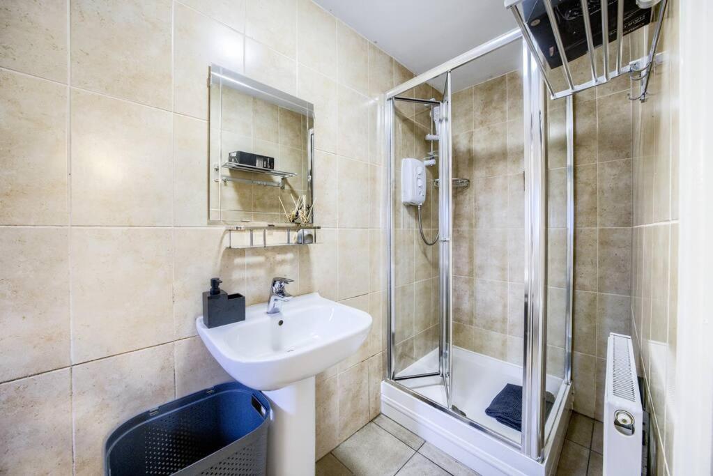 Low Rate For A 4-Bedroom House In Coventry With Free Unlimited Wi-Fi 2 Car Parking 53 Qmc *