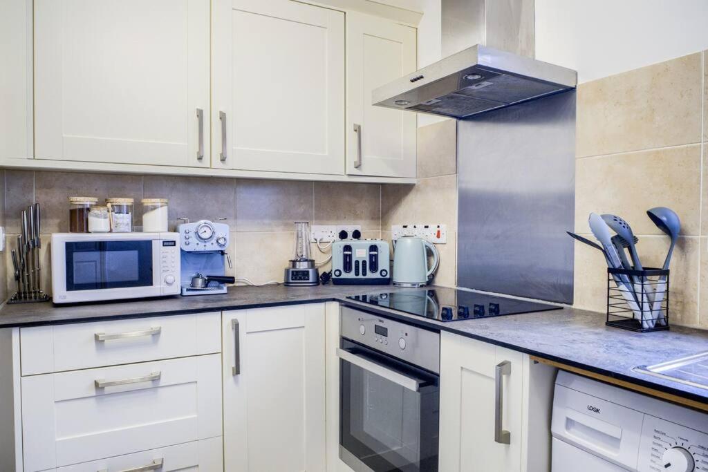 Low Rate For A 4-Bedroom House In Coventry With Free Unlimited Wi-Fi 2 Car Parking 53 Qmc