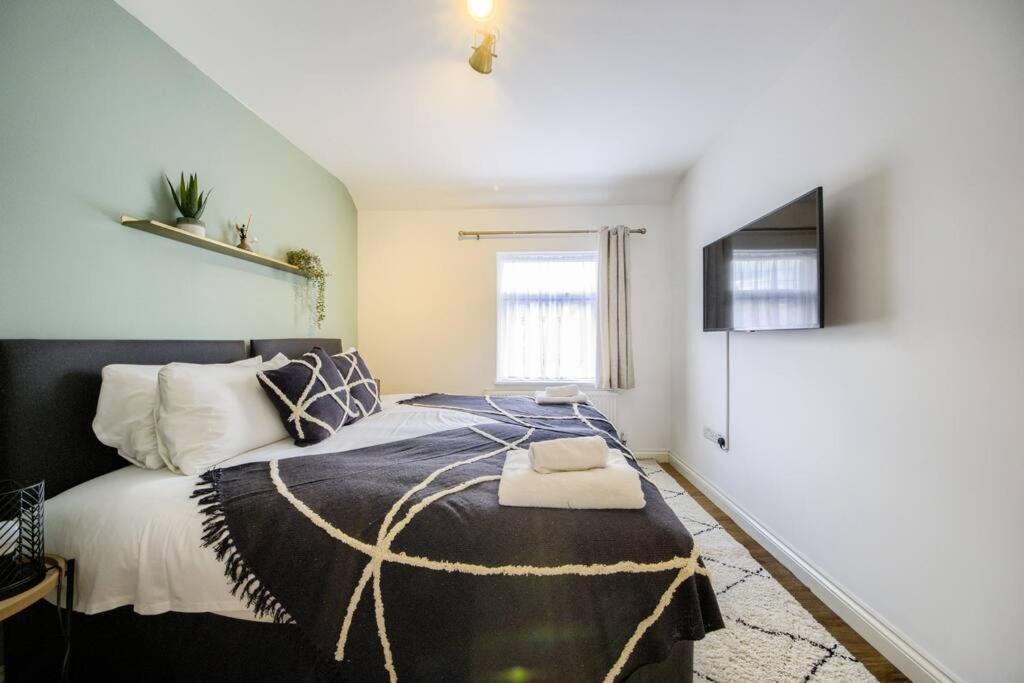 Low Rate For A 4-Bedroom House In Coventry With Free Unlimited Wi-Fi 2 Car Parking 53 Qmc Holiday home Coventry