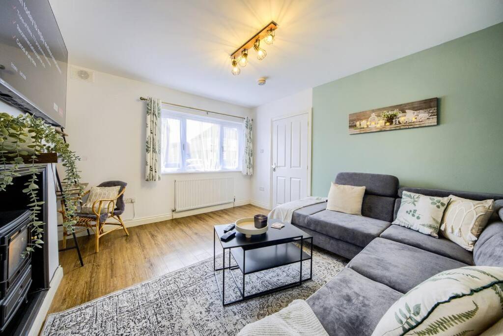 Low Rate For A 4-Bedroom House In Coventry With Free Unlimited Wi-Fi 2 Car Parking 53 Qmc Holiday home *